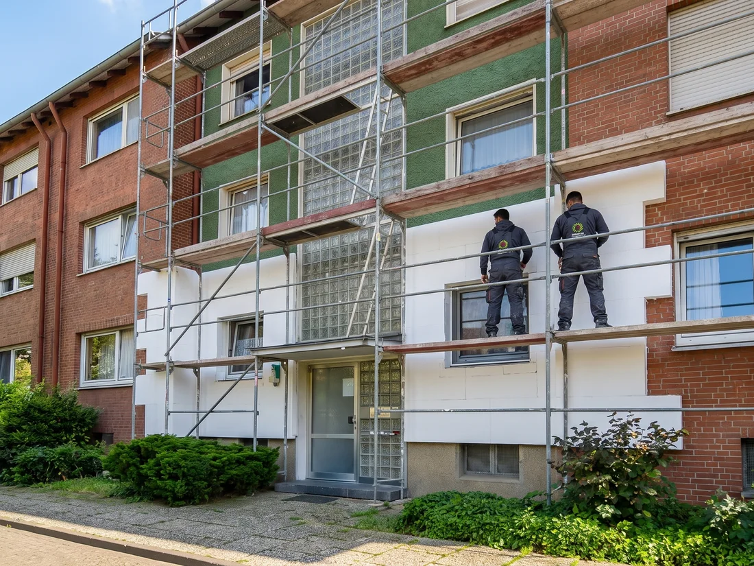 Fassadendämmung auf dem Gerüst (Symbolbild, KI-generiert)
